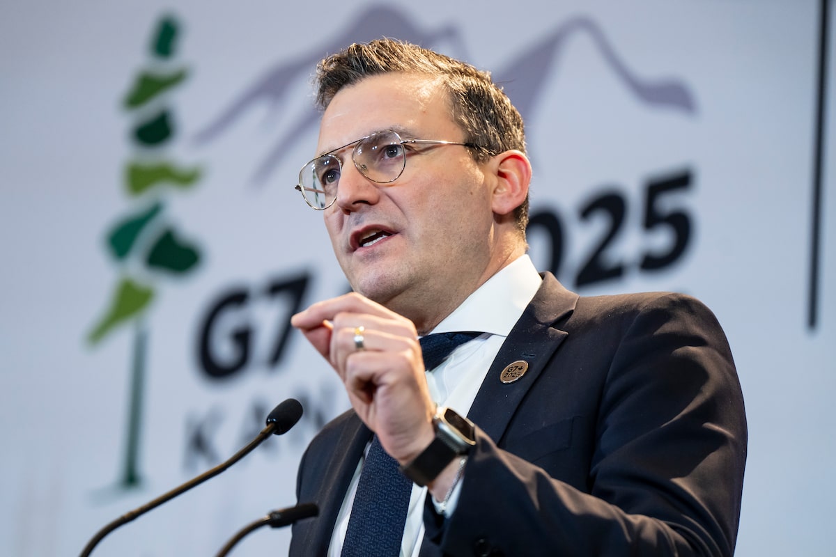 Task force advises Ottawa to regulate chatbots, require labels for AI-generated content