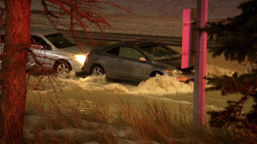 Click to play video: 'Major water main break traps people in vehicles'