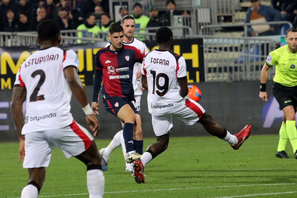 CAGLIARI, ITALY - JANUARY 02: Matteo Prati of Cagliari and Youssouf Fofana of Milan battle for the ball during the Serie A match between Cagliari Calcio and AC Milan at Stadio Sant'Elia on January 02, 2026 in Cagliari, Italy. (Photo by Enrico Locci/Getty Images)