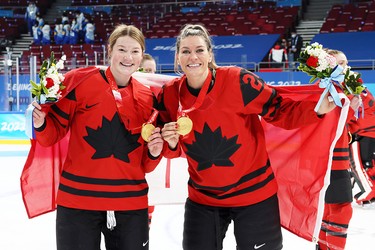 Ella Shelton and Natalie Spooner celebrate the women’s team’s gold-medal win over Team USA at Beijing 2022.
