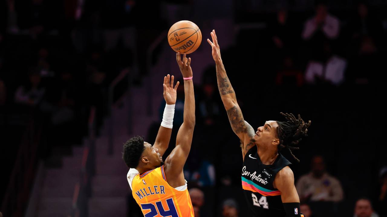Surging Hornets beat Spurs, push winning streak to six games