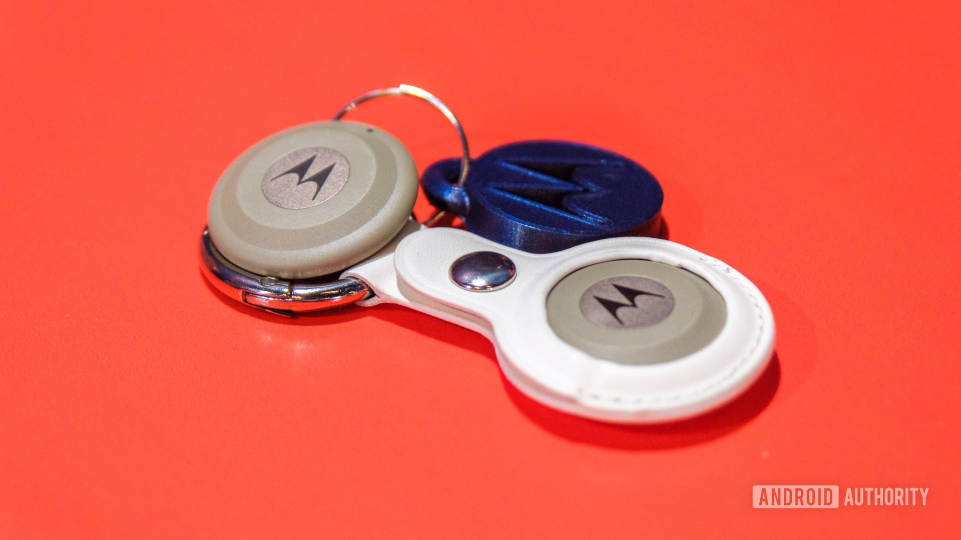 Motorola Moto Tag 2 in holder