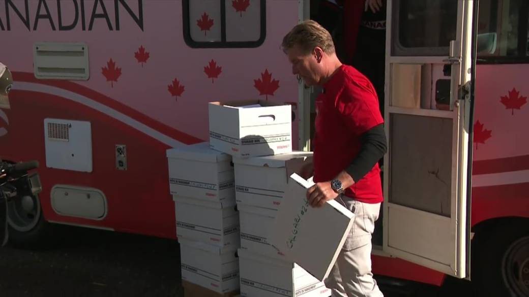 Click to play video: '‘Forever Canadian’ petition surpasses goal, collects 456K signatures'