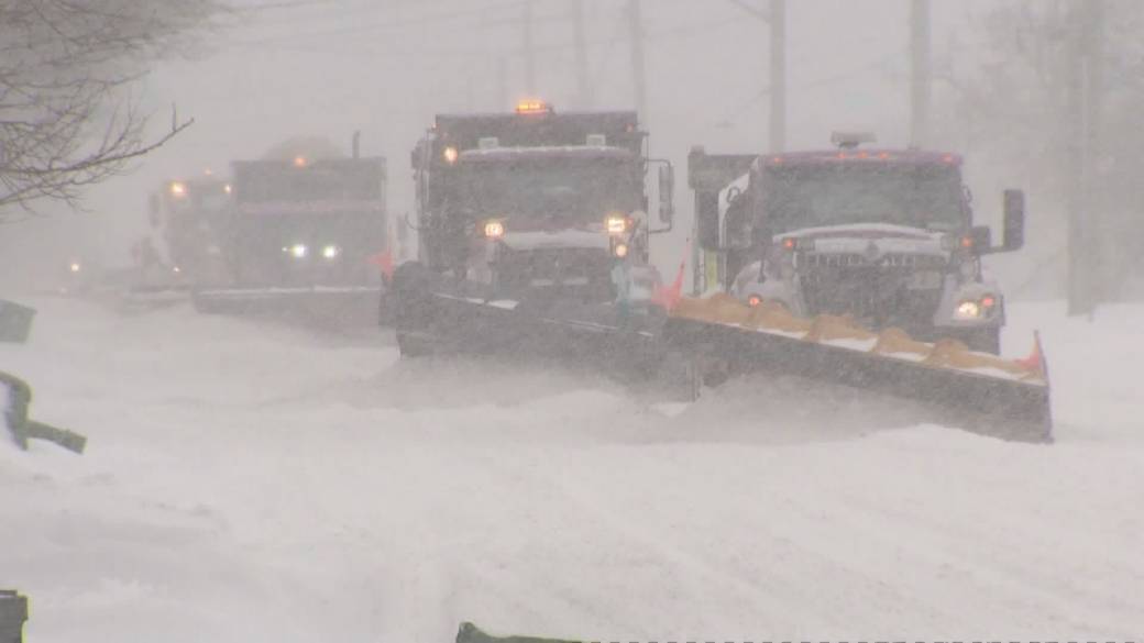 Click to play video: 'Toronto clean-up efforts continue after heavy snowfall'