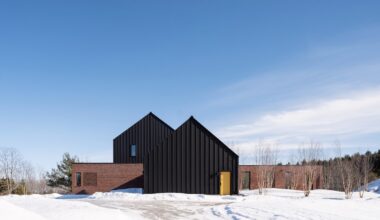 In Mono, Ont., a beautiful house rises from a snowy dune