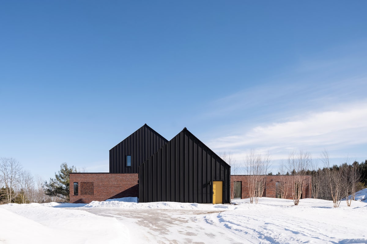 In Mono, Ont., a beautiful house rises from a snowy dune