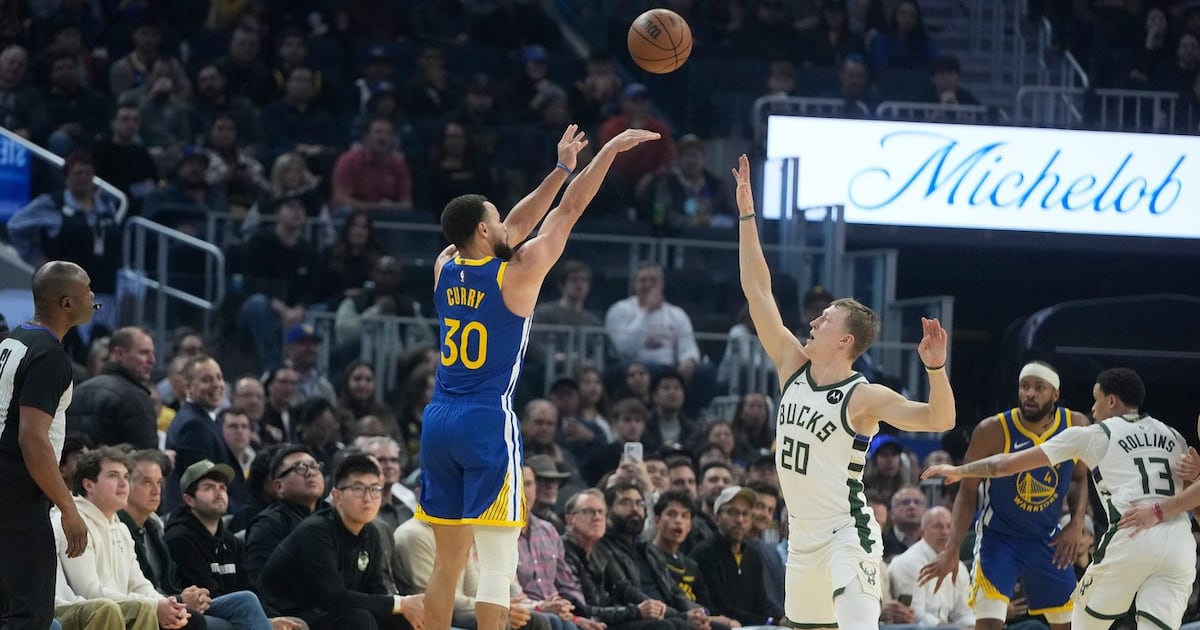 Steph Curry’s 31 points lead Golden State Warriors past Milwaukee Bucks