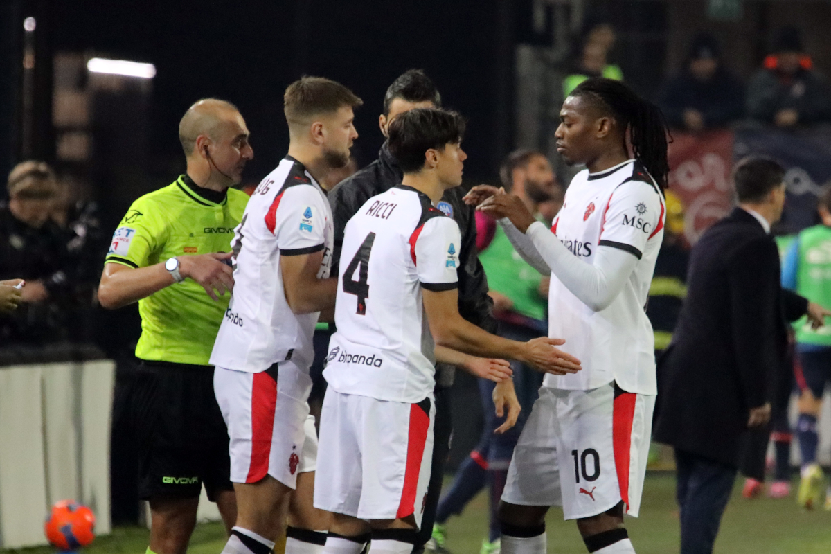 CAGLIARI, ITALY - JANUARY 02: Rafael Leao of AC Milan leaves the pitch during the Serie A match between Cagliari Calcio and AC Milan at Stadio Sant'Elia on January 02, 2026 in Cagliari, Italy. (Photo by Enrico Locci/Getty Images)