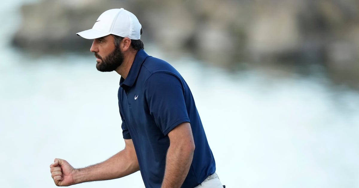 Si Koo Kim leads American Express with Scheffler and teenager Blades Brown 1 shot behind.