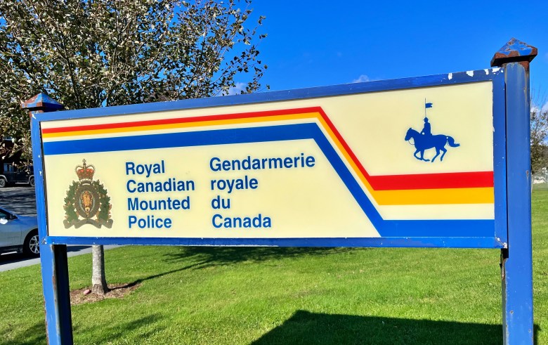 A bilingual sign for the Royal Canadian Mounted Police.