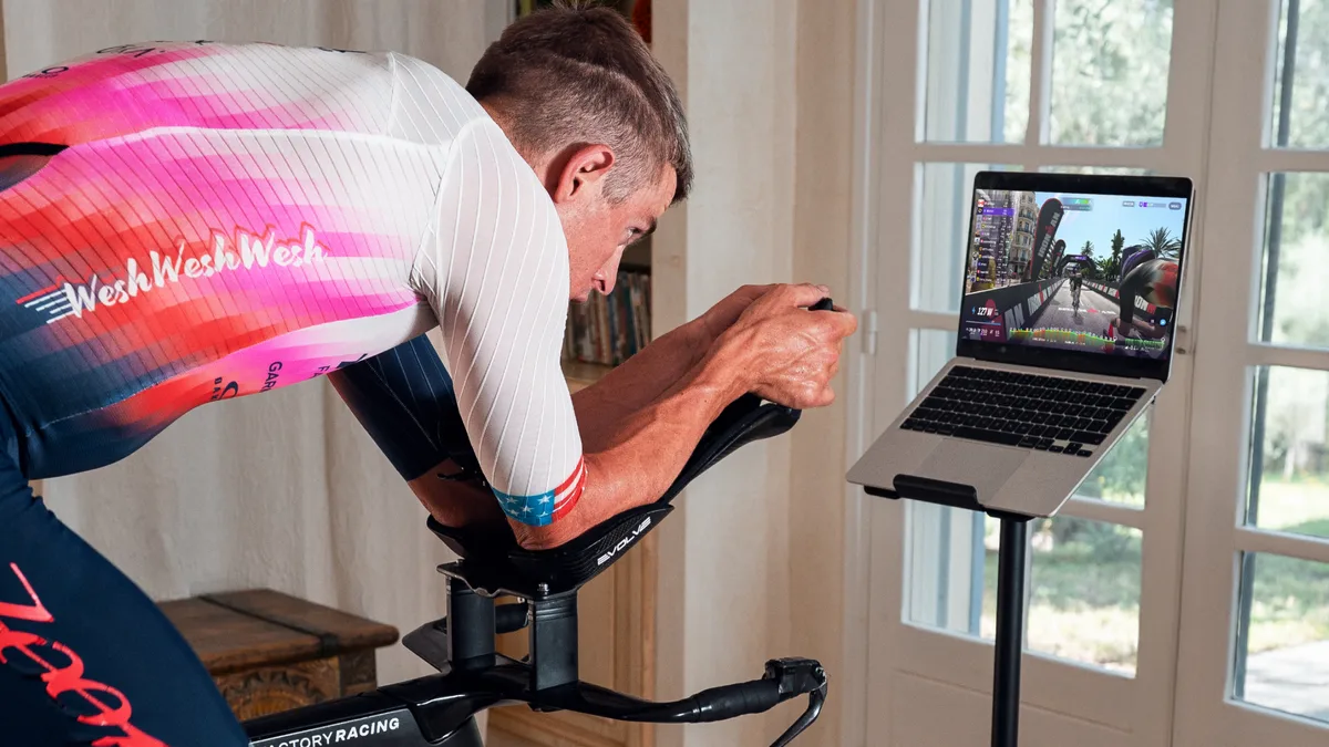 Man using laptop to do Rouvy