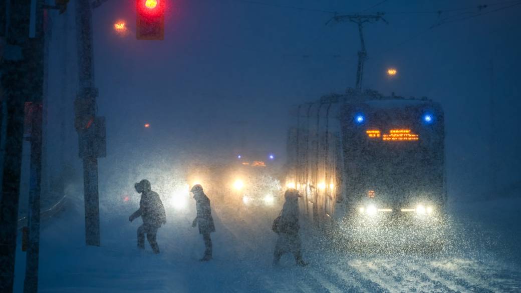 Click to play video: 'Flights, schools cancelled in Toronto as ‘historic’ winter storm wallops Ontario'