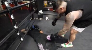 Former heavyweight champion Andy Ruiz knocks out 120-lb streamer | Video