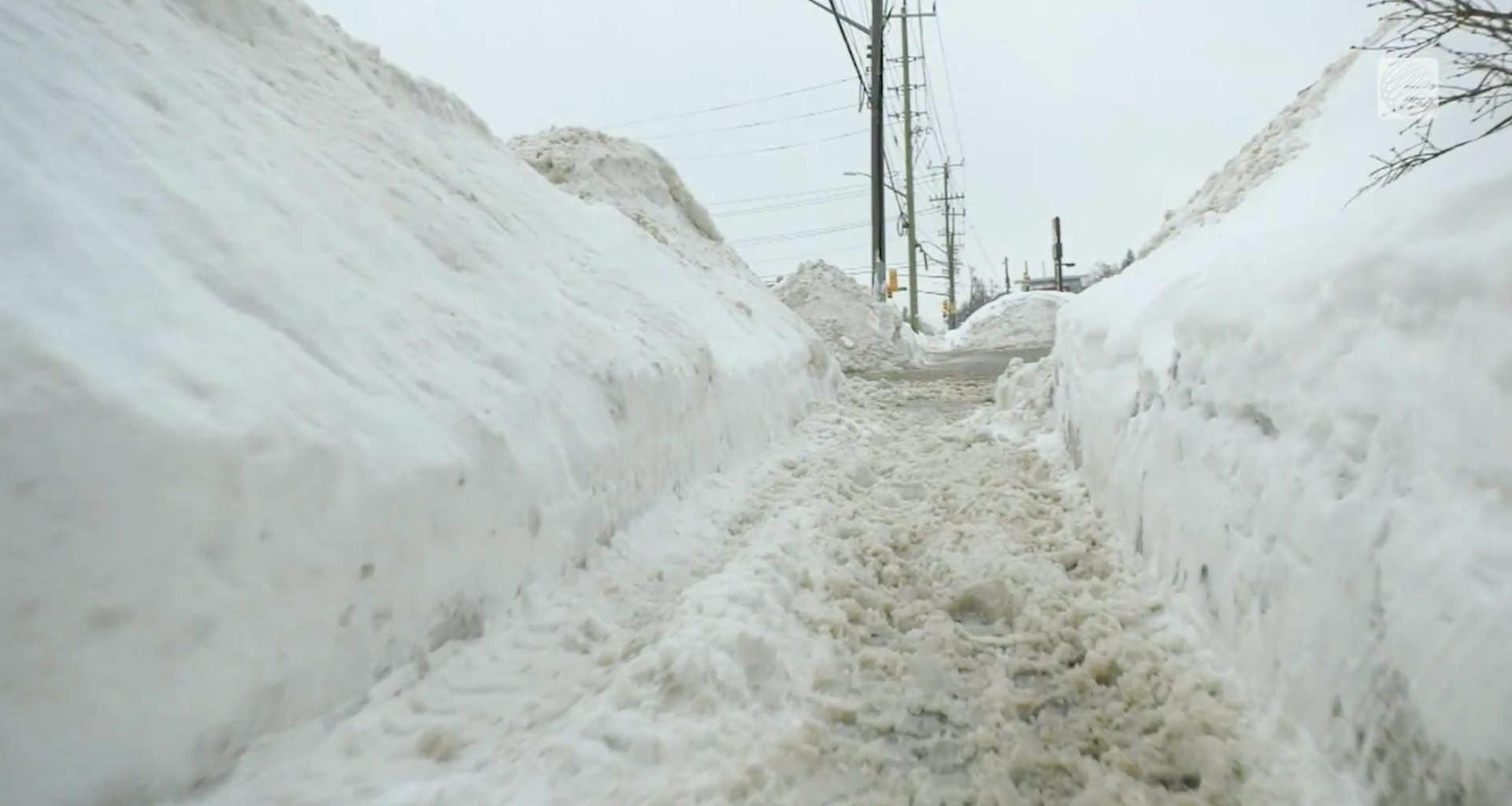 Buried: Ontario city on ‘high alert’ after 300 cm of snow
