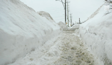 Buried: Ontario city on ‘high alert’ after 300 cm of snow