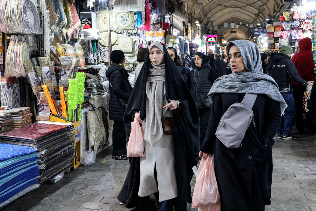 Iranians shopping for food at the bazaar in Tehran (Photo: ATTA KENARE / AFP) איראן קונים ב בזאר ב טהרן אוכל