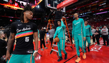 Start of Spurs-Rockets game delayed 22 minutes while a bent rim was replaced
