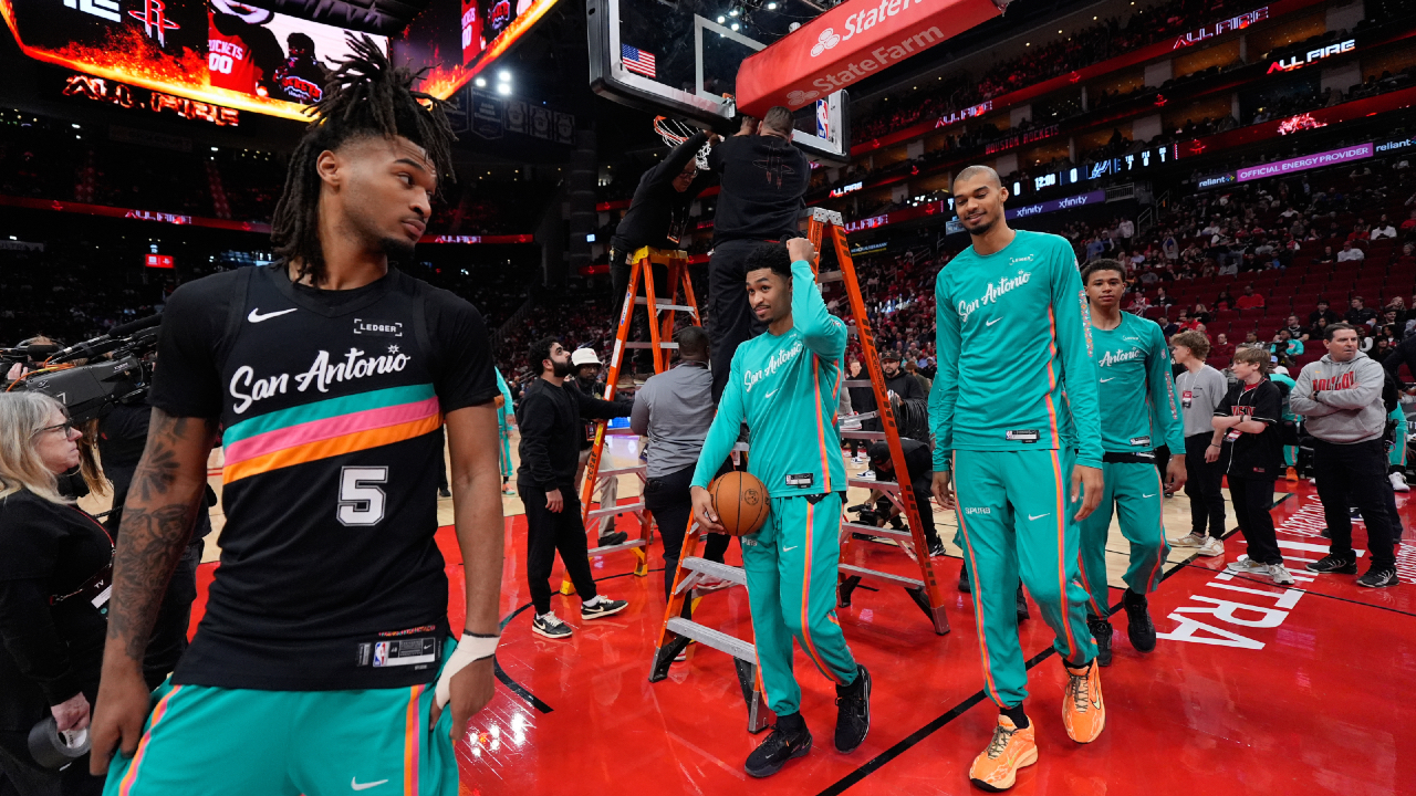 Start of Spurs-Rockets game delayed 22 minutes while a bent rim was replaced
