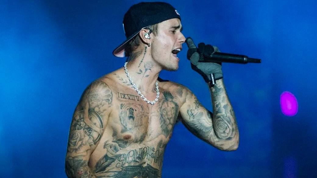 Click to play video: 'Justin Bieber drops ‘Swag,’ stuns fans with highly anticipated album'