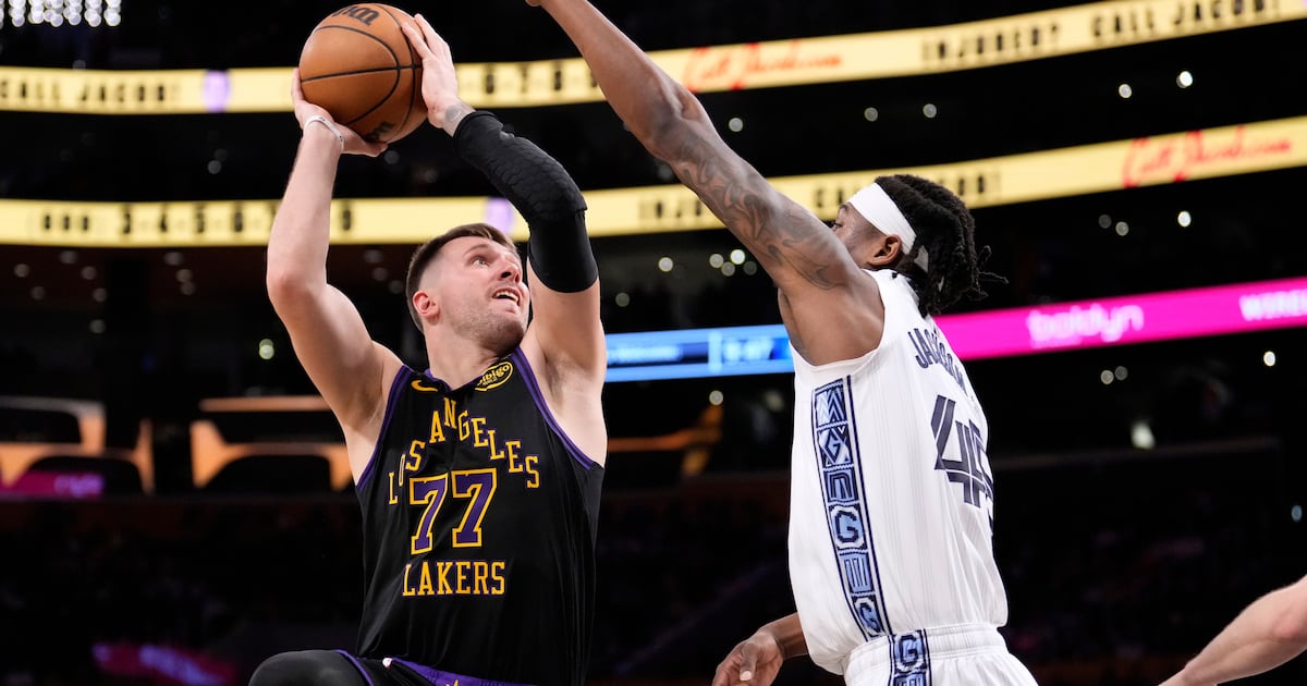 Luka Doncic, LeBron James lead Lakers' rally to beat shorthanded Grizzlies