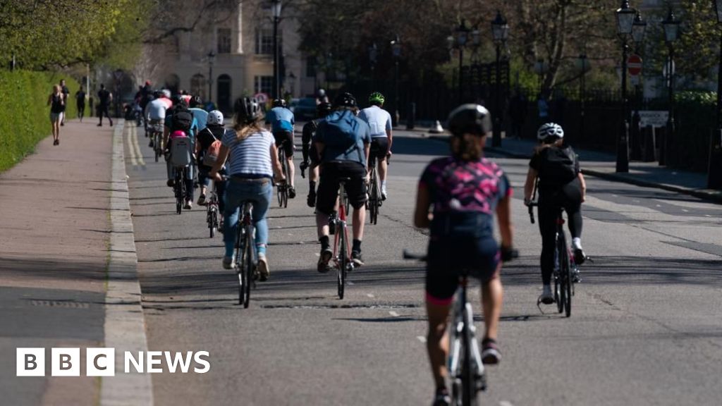 Cyclists face new traffic lights in Regent's Park
