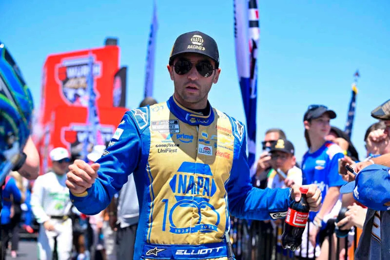NASCAR, Motorsport, USA Wurth 400 presented by LIQUI MOLY May 4, 2025 Fort Worth, Texas, USA NASCAR Cup Series driver Chase Elliott 9 is introduced before the start of the Wurth 400 race at Texas Motor Speedway.