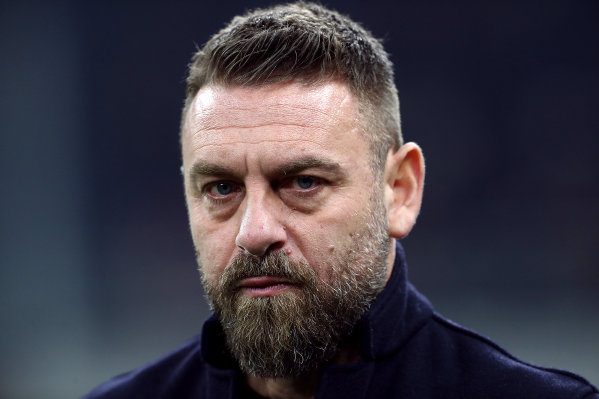 MILAN, ITALY - JANUARY 08: Daniele De Rossi, Head Coach of Genoa, looks on prior to the Serie A match between AC Milan and Genoa CFC at Giuseppe Meazza Stadium on January 08, 2026 in Milan, Italy. (Photo by Marco Luzzani/Getty Images)
