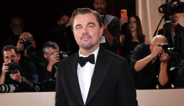The Mystery Person Leonardo DiCaprio Was Talking to in Viral Golden Globes Clip Revealed