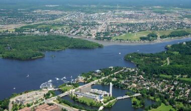 Sidewalk closure on Queen Elizabeth…