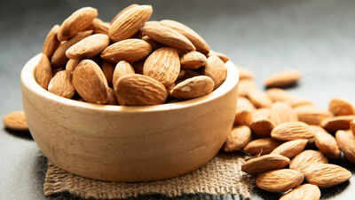 Almonds in the winter diet: Health benefits, possible side effects, who should avoid them, and the right way to eat
