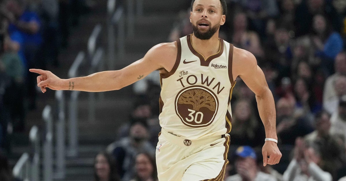 Balanced scoring, 23 3-pointers lead Warriors over Hornets, 136-116