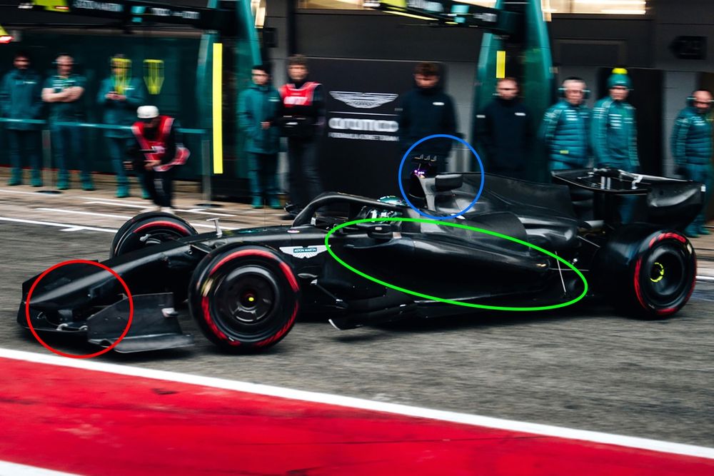 De AMR26 van Newey, met de neus op het tweede vleugelelement, agressieve sidepods met underbite-inlet en hoorns naast de airbox