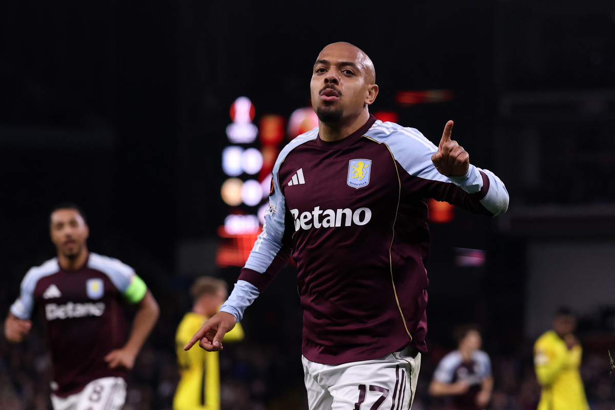 BIRMINGHAM, ENGLAND - NOVEMBER 27: Donyell Malen of Aston Villa celebrates scoring his team's first goal during the UEFA Europa League 2025/26 League Phase MD5 match between Aston Villa FC and BSC Young Boys at Villa Park on November 27, 2025 in Birmingham, England. (Photo by Eddie Keogh/Getty Images) (Roma links)
