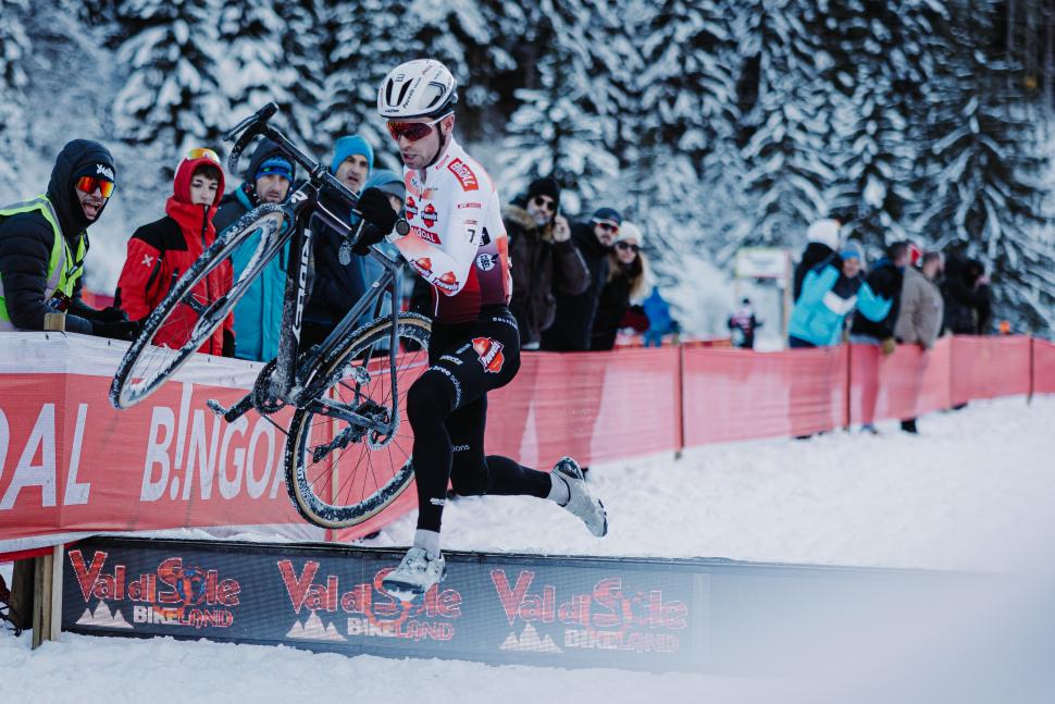 Cyclocross star told by doctors to stop cycling completely after blood flow problems force early retirement