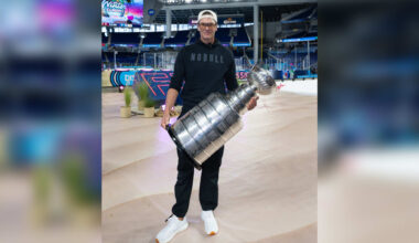 Brady hangs with Stanley Cup before Winter Classic