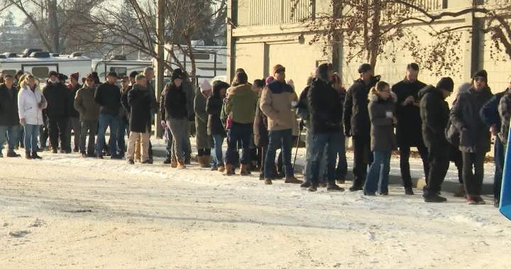 Hundreds line up in Calgary to sign petition urging vote on Alberta separation