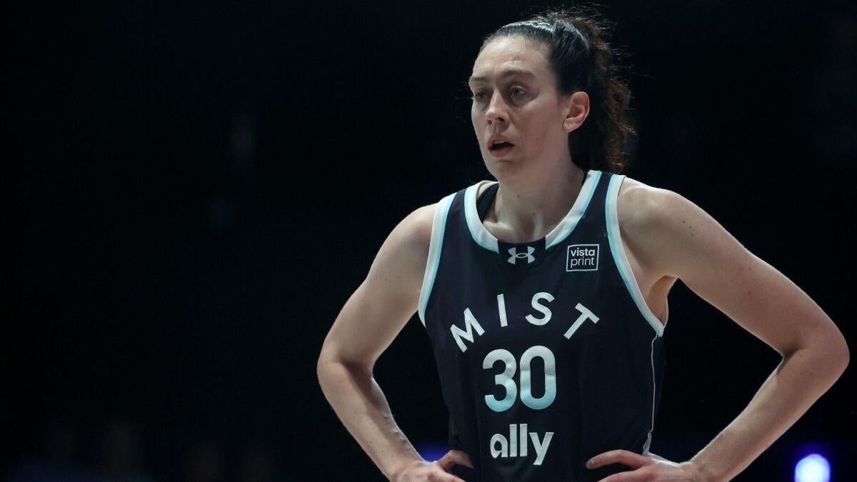 Breanna Stewart holds up 'Abolish ICE' sign ahead of Unrivaled game