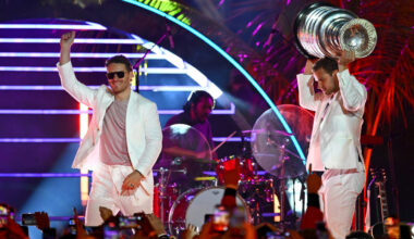 Barkov, Tkachuk dance as ‘Sally’ during Role Model’s performance at 2026 Winter Classic