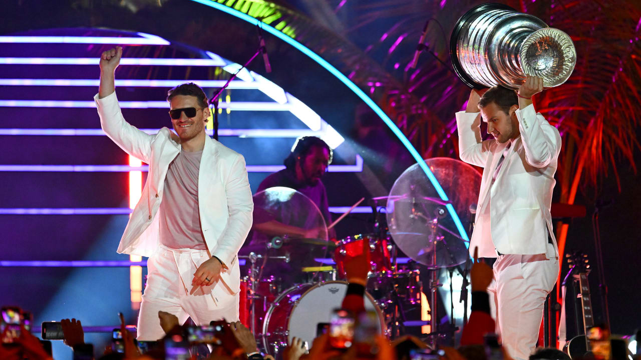 Barkov, Tkachuk dance as ‘Sally’ during Role Model’s performance at 2026 Winter Classic