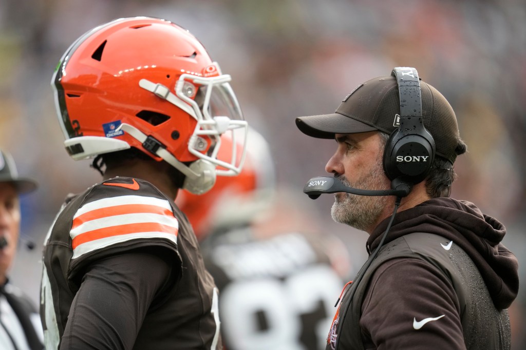 Cleveland Browns head coach Kevin Stefanski talks to quarterback Shedeur Sanders during a football game.