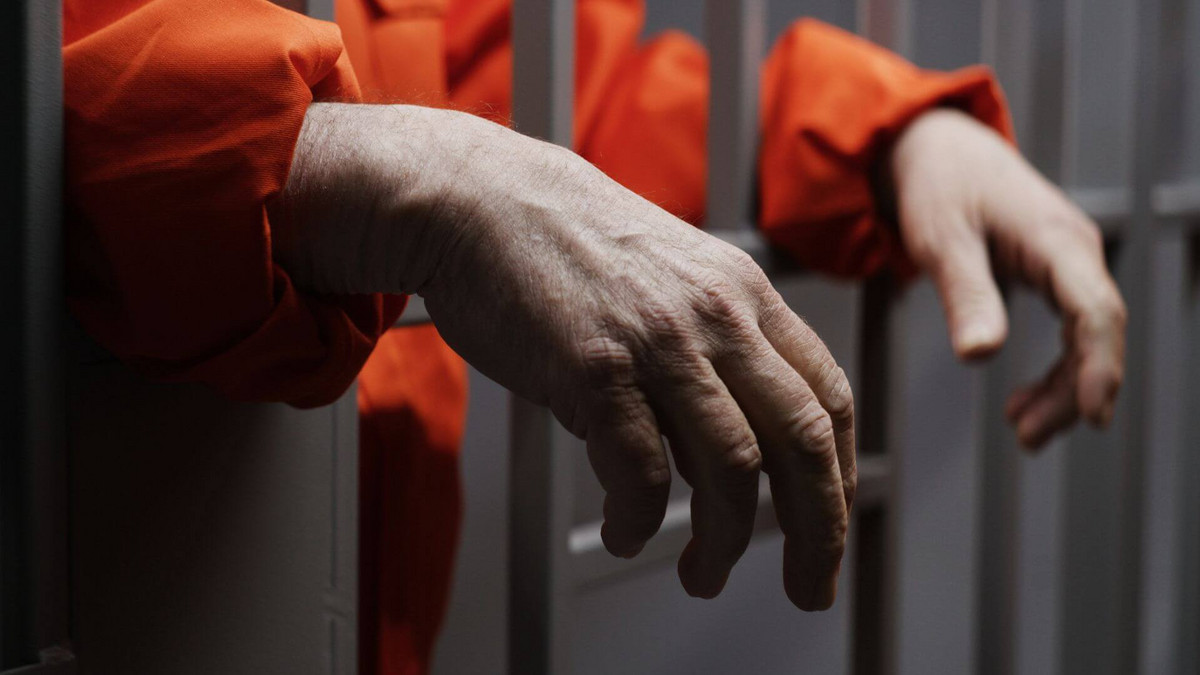 Living slowly, aging fast: the prison paradox