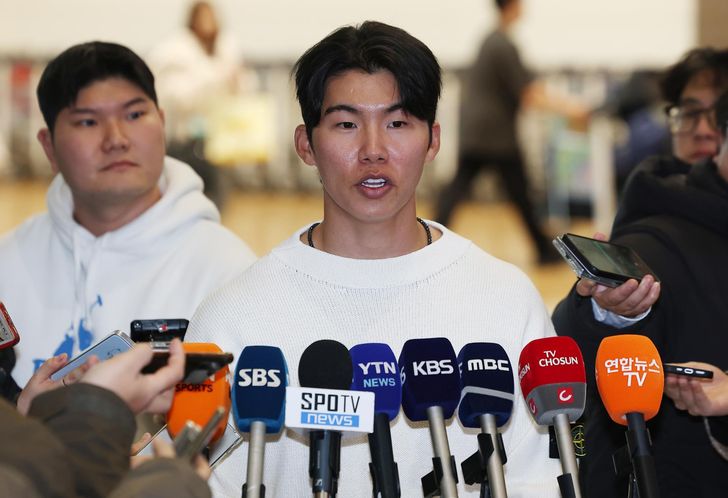 Kim Hye-seong of the Los Angeles Dodgers speaks to reporters at Incheon International Airport, before departing for Los Angeles, Wednesday. Yonhap