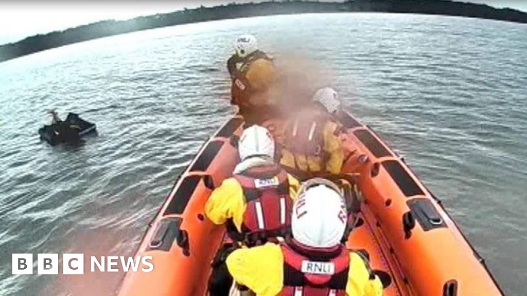 Man trying to reach island on inflatable mattress rescued from Firth of Forth