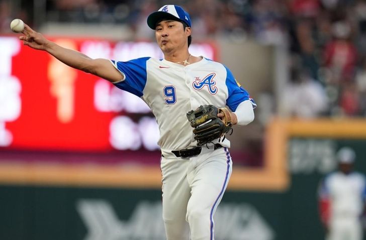 Atlanta Braves shortstop Kim Ha-seong makes a throw to first base during a Major League Baseball regular-season game against the Pittsburgh Pirates at Truist Park in Atlanta, Sept. 27, 2025. AP-Yonhap