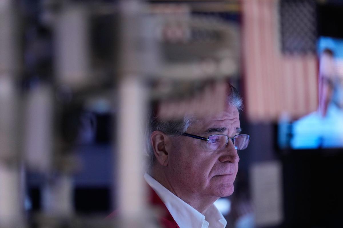 Wall Street rises toward records following mixed data on the job market