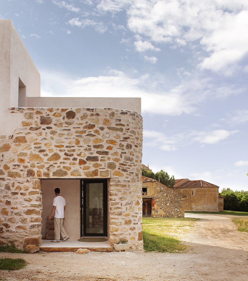 stone and clay rebuild former rural stable as a seasonal refuge in spanish countryside