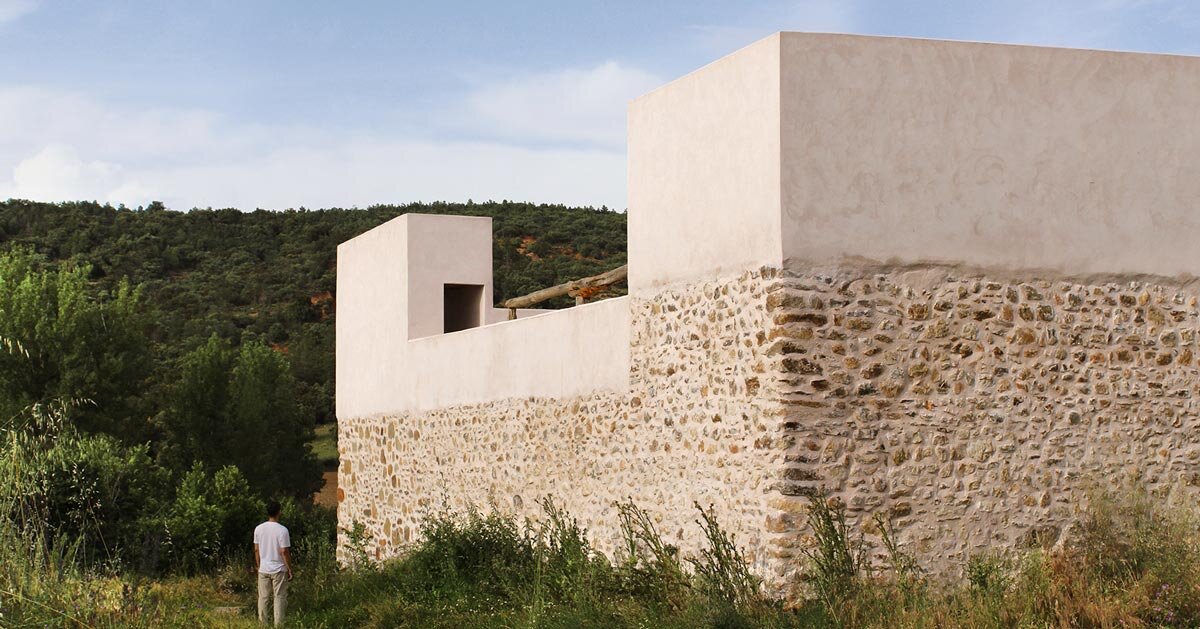 stone and clay rebuild former rural stable as a seasonal refuge in spain