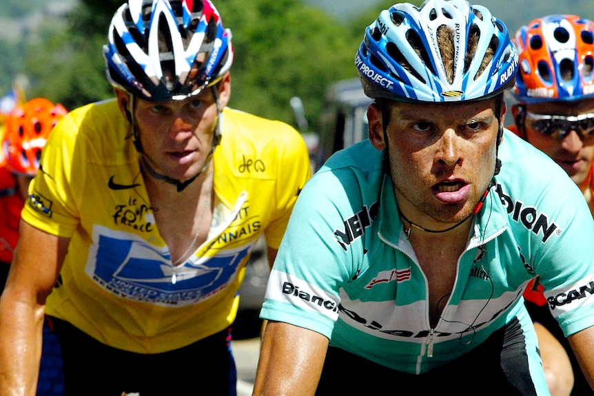 Lance Armstrong looks at Jan Ulrich