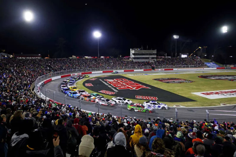 NASCAR, Motorsport, USA Clash at Bowman Gray Feb 2, 2025 WInston-Salem, North Carolina, USA NASCAR Cup Series driver Chase Elliot 9 and NASCAR Cup Series driver Chris Buescher 17 lead the field during the Clash at Bowman Gray at Bowman Gray Stadium. WInston-Salem Bowman Gray Stadium North Carolina USA, EDITORIAL USE ONLY PUBLICATIONxINxGERxSUIxAUTxONLY Copyright: xPeterxCaseyx 20250203_pjc_bc1_318