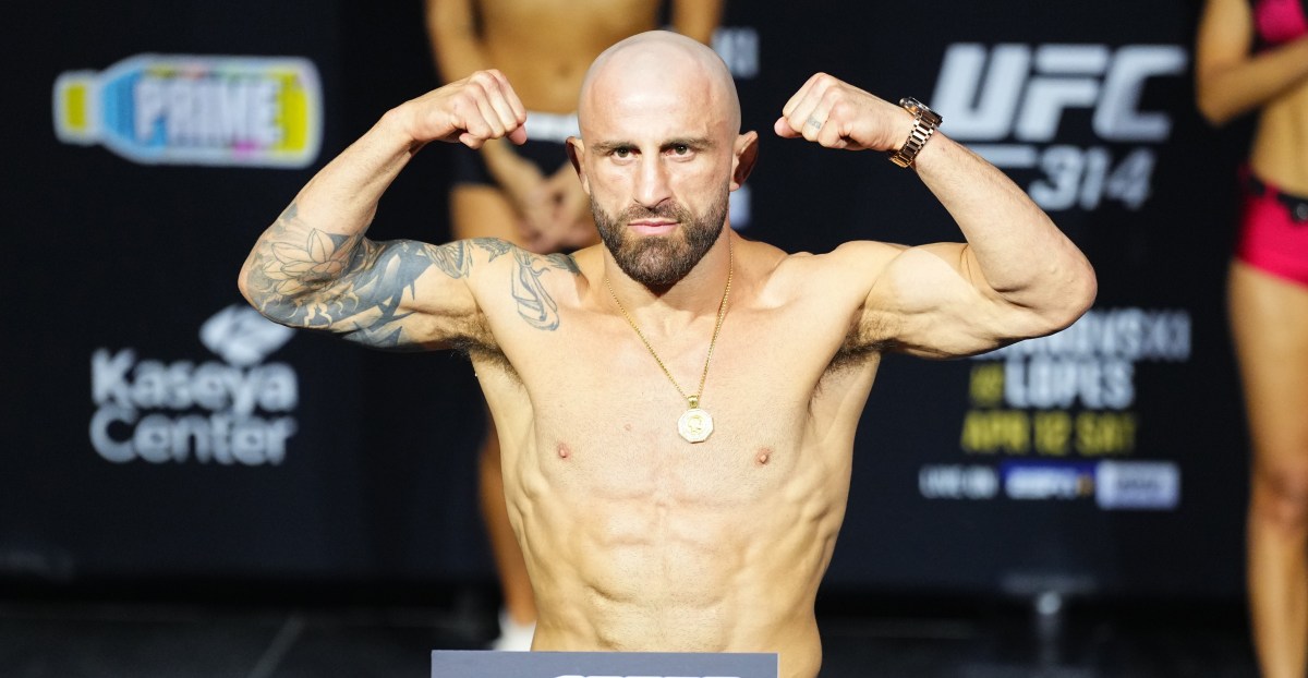 UFC 325 weigh-in video: Volkanovski vs. Lopes 2